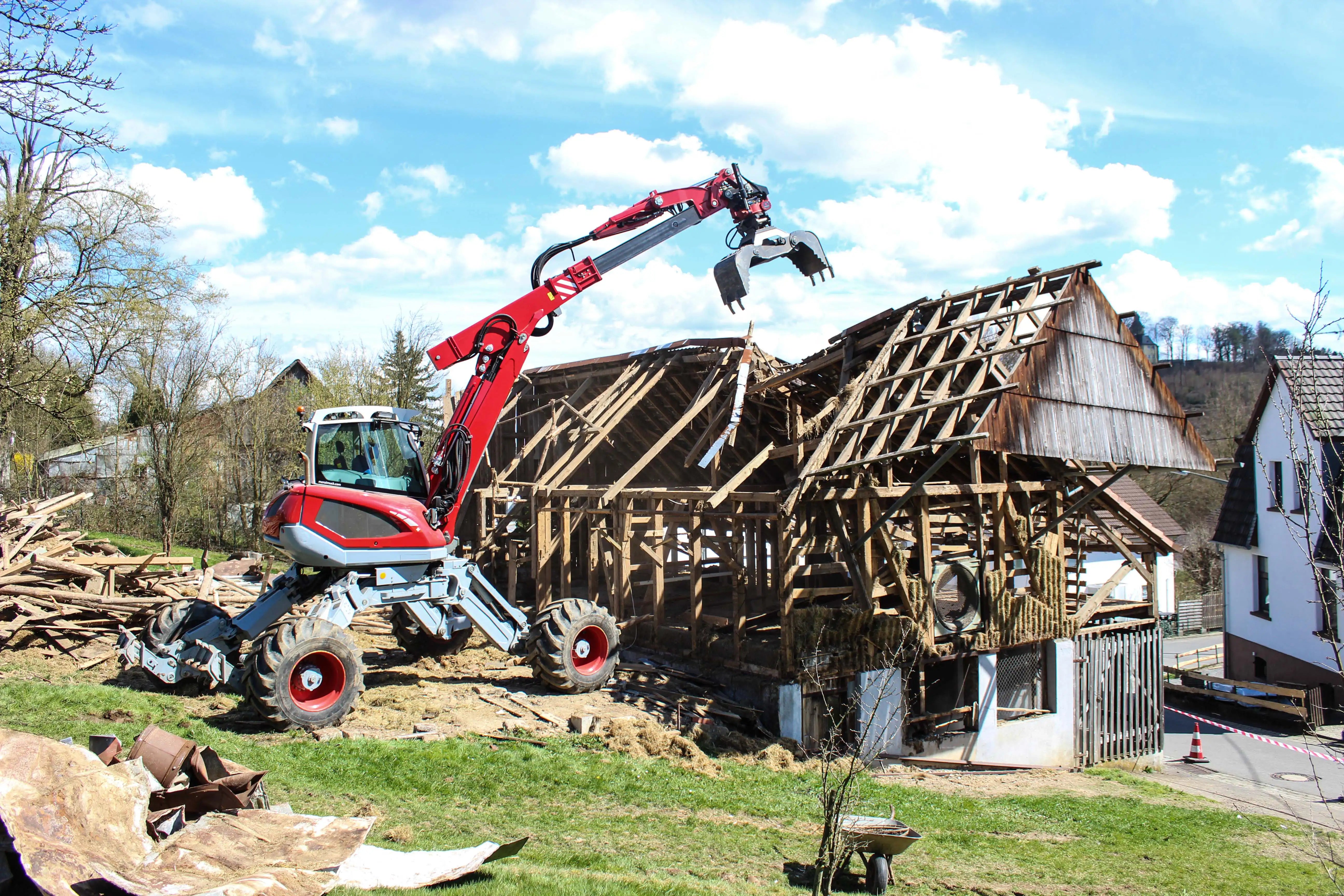Menzi Muck bei Abrissarbeiten – Referenzbild in der Kategorie Abrissarbeiten