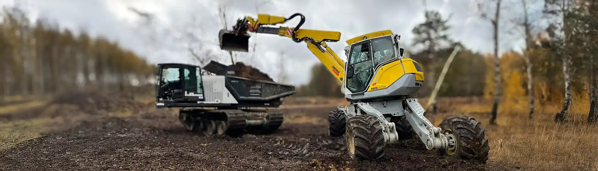 Menzi Muck kippt Inhalt von Baggerschaufel aus – Banner zur Kategorie Baggerarbeiten