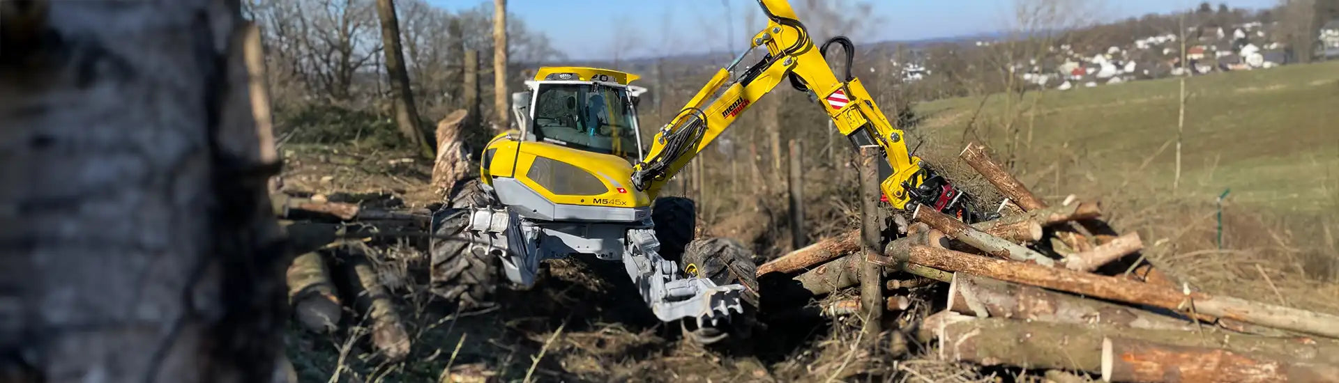 Menzi Muck bei der Baumfällung – Banner zur Kategorie Baumpflege und Fällung