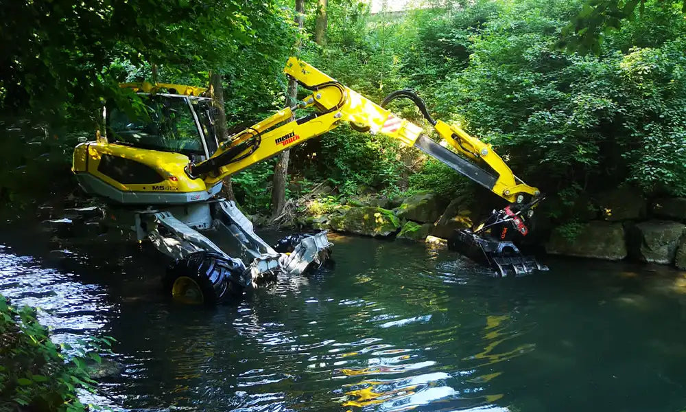 Menzi Muck in Bach – Banner zur Kategorie Hochwasserschutz