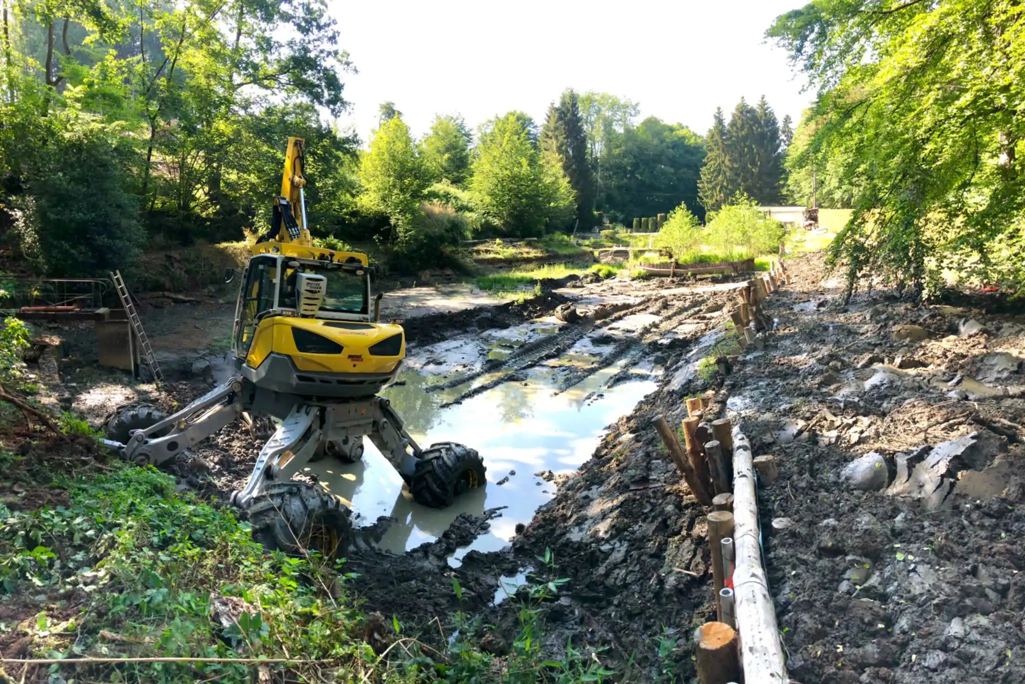 Menzi Muck bei Teichentschlammung – Referenzbild in der Kategorie Teicharbeiten