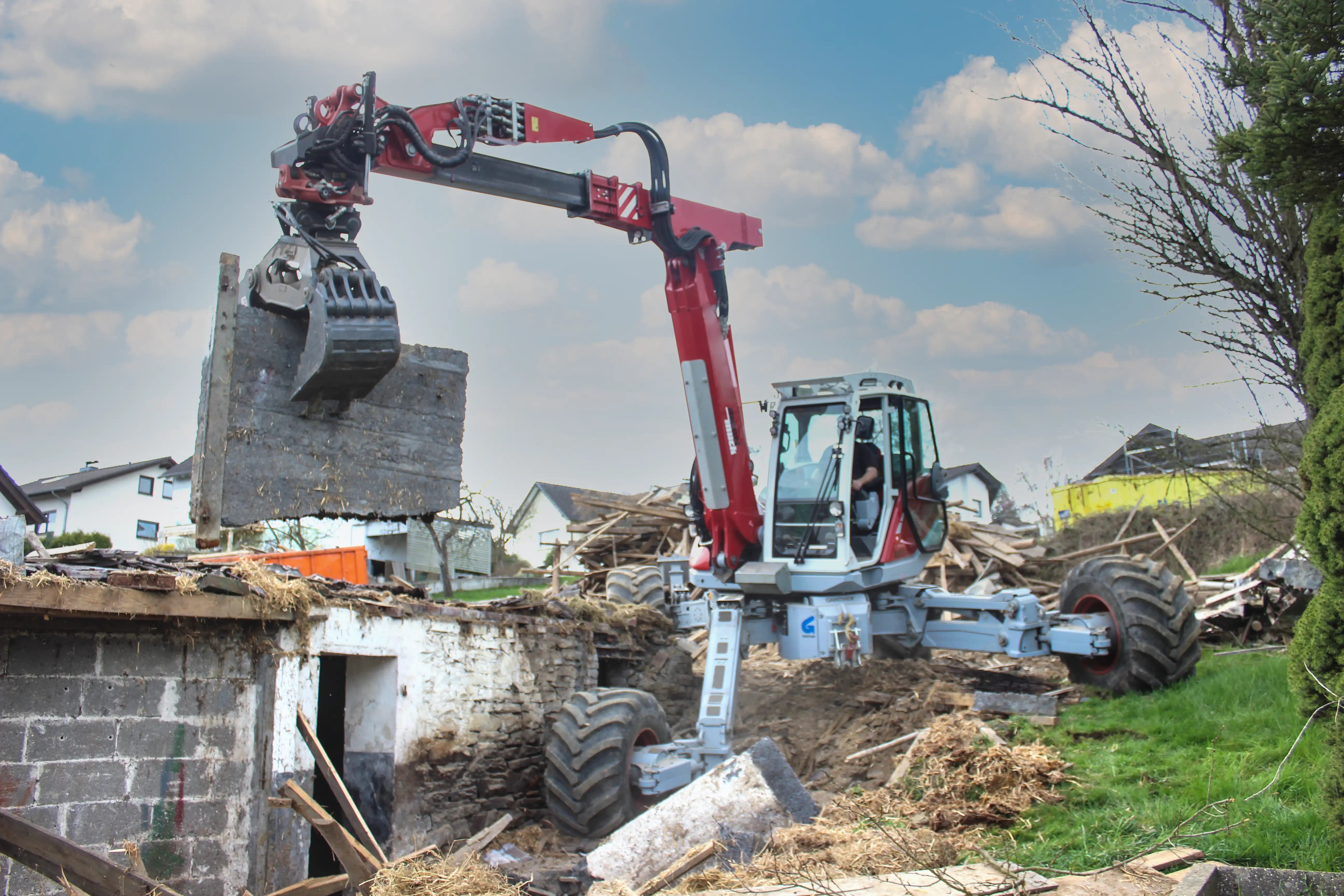 Menzi Muck bei Abrissarbeiten – Referenzbild in der Kategorie Abrissarbeiten