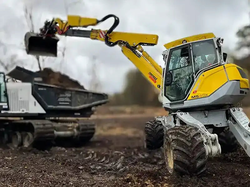 Menzi Muck kippt Inhalt von Baggerschaufel aus – Banner zur Kategorie Baggerarbeiten