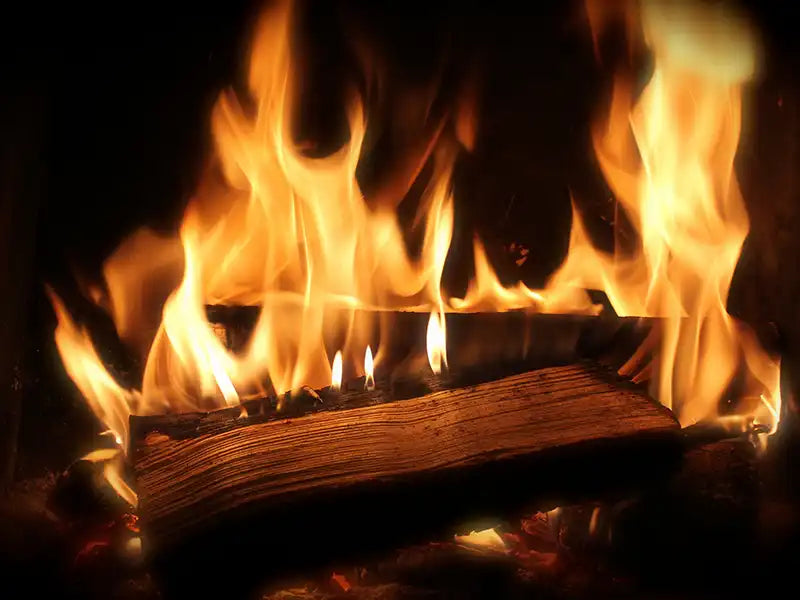 Brennender Holzscheit – Banner zur Kategorie Feuer und Heizen