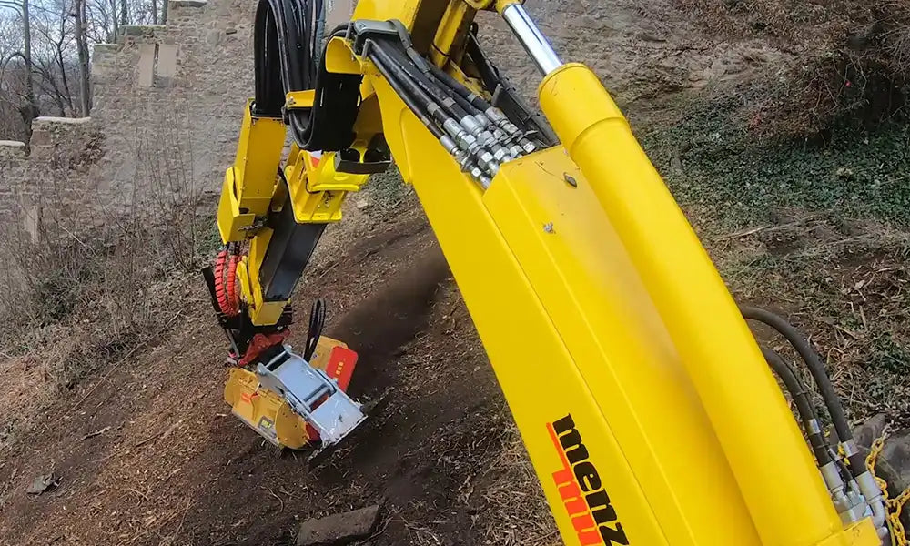 Menzi Muck beim Forstmulchen – Referenzbild in der Kategorie Forstmulchen
