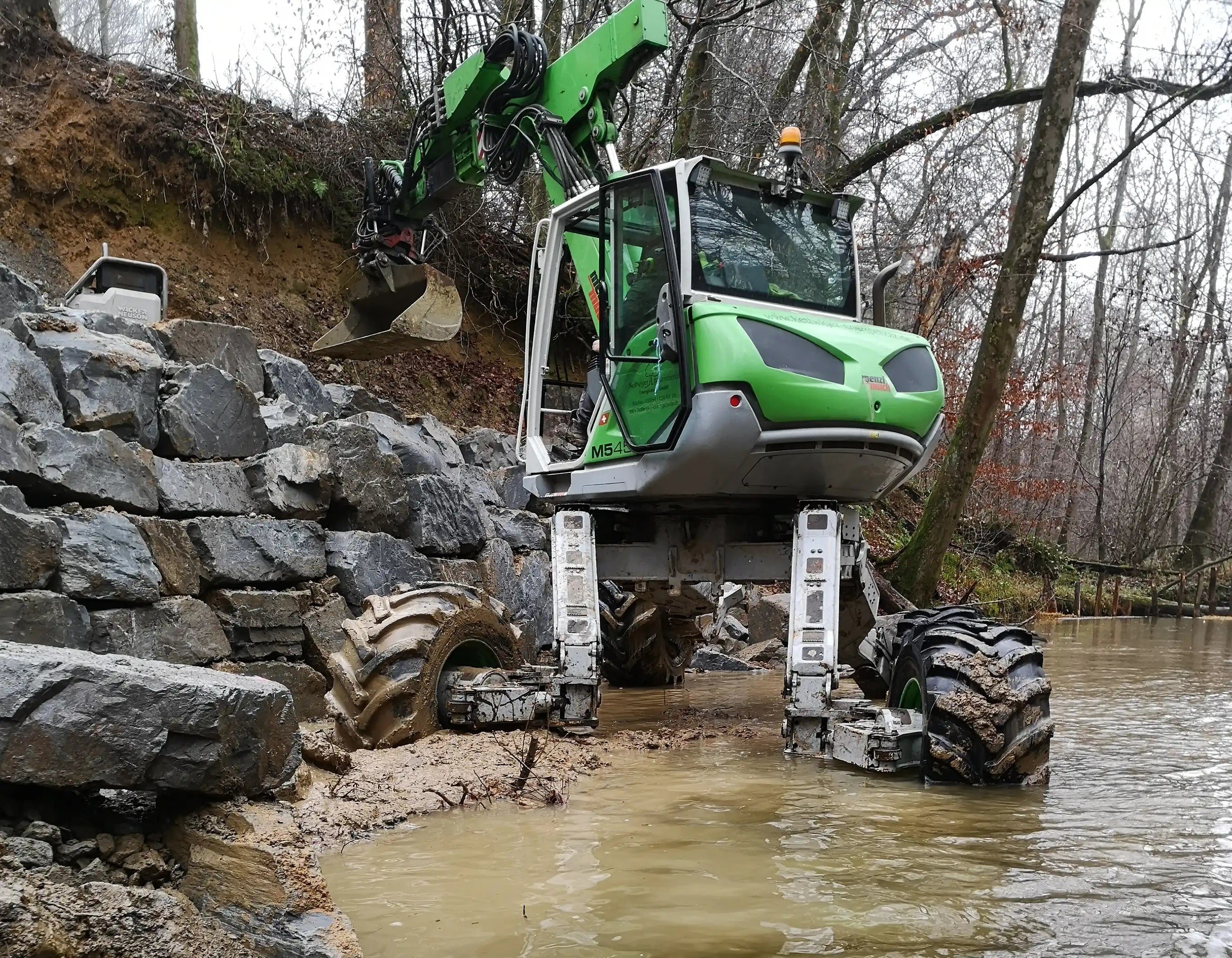 Menzi Muck im Geässer – Referenzbild in der Kategorie Gewässerarbeiten