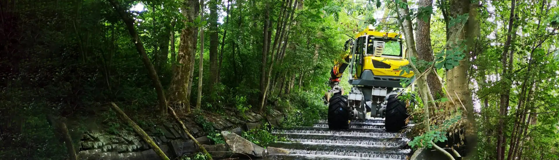 Menzi Muck auf Wasserkaskade – Banner zur Kategorie Gewässerbau