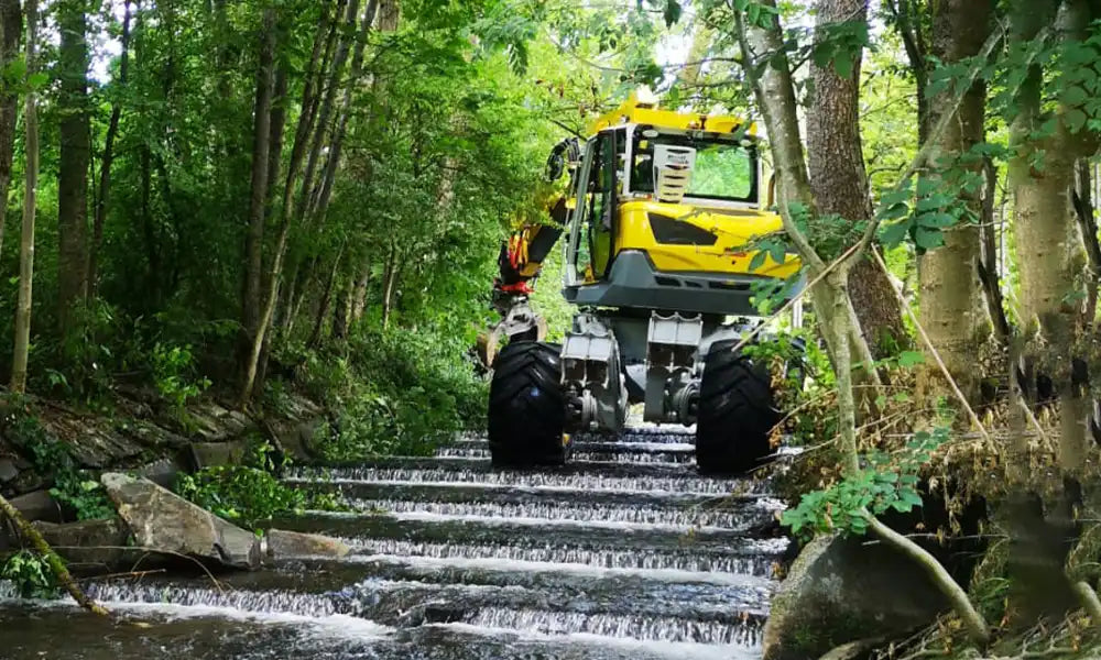 Menzi Muck auf Wasserkaskade – Banner zur Kategorie Gewässerbau