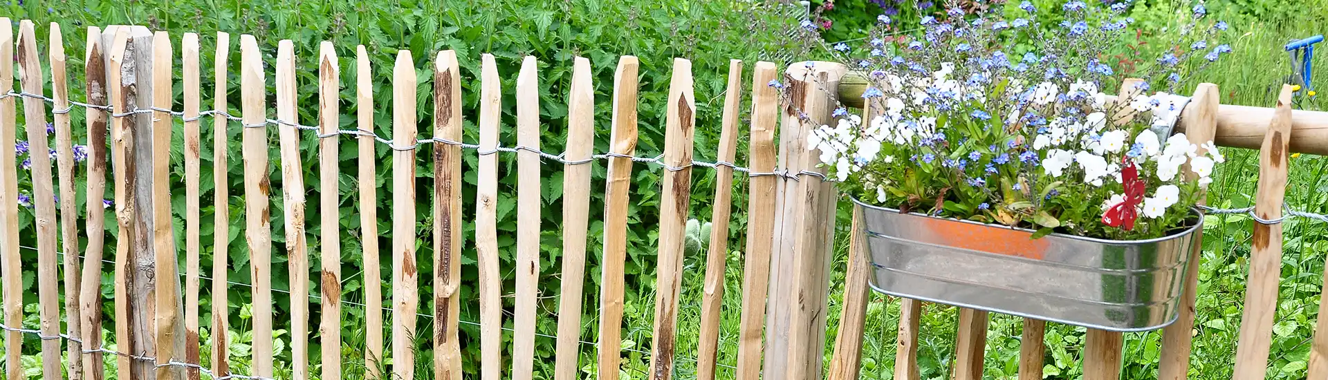 Gartenzaun mit Blumen – Banner zur Kategorie Haus und Garten