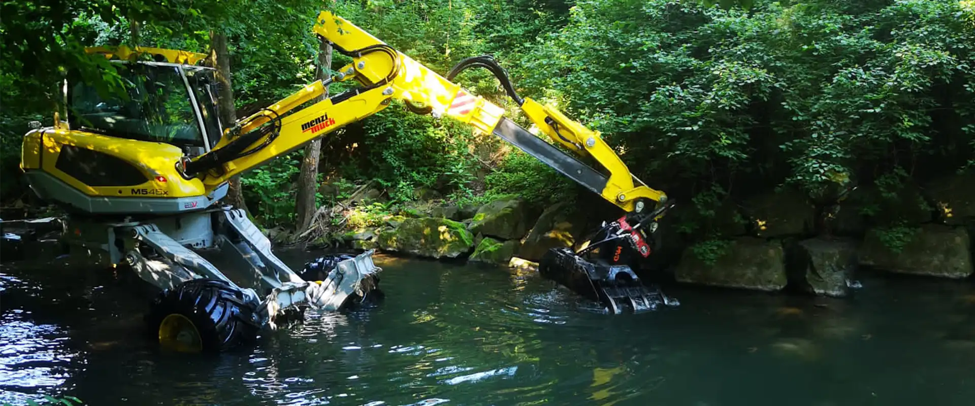 Menzi Muck in Bach – Banner zur Kategorie Hochwasserschutz