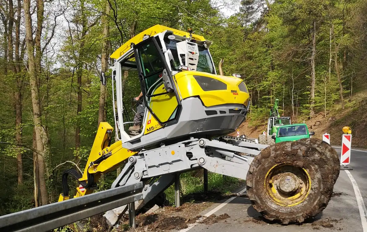 Menzi Muck klettert über Leitplanke – Referenzbild in der Kategorie Spezialarbeiten